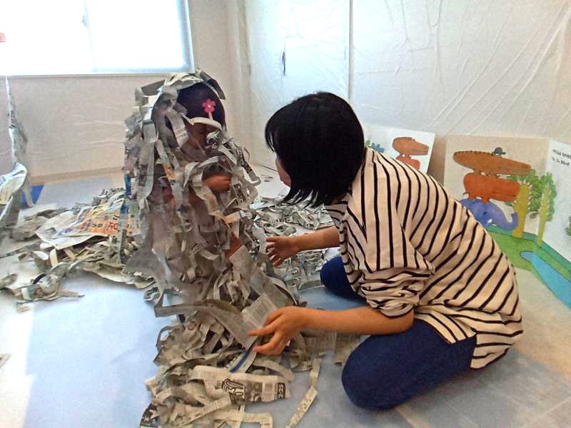 新聞紙でおばけになあれ👻🧹｜お知らせ｜社会福祉法人 三晃福祉会